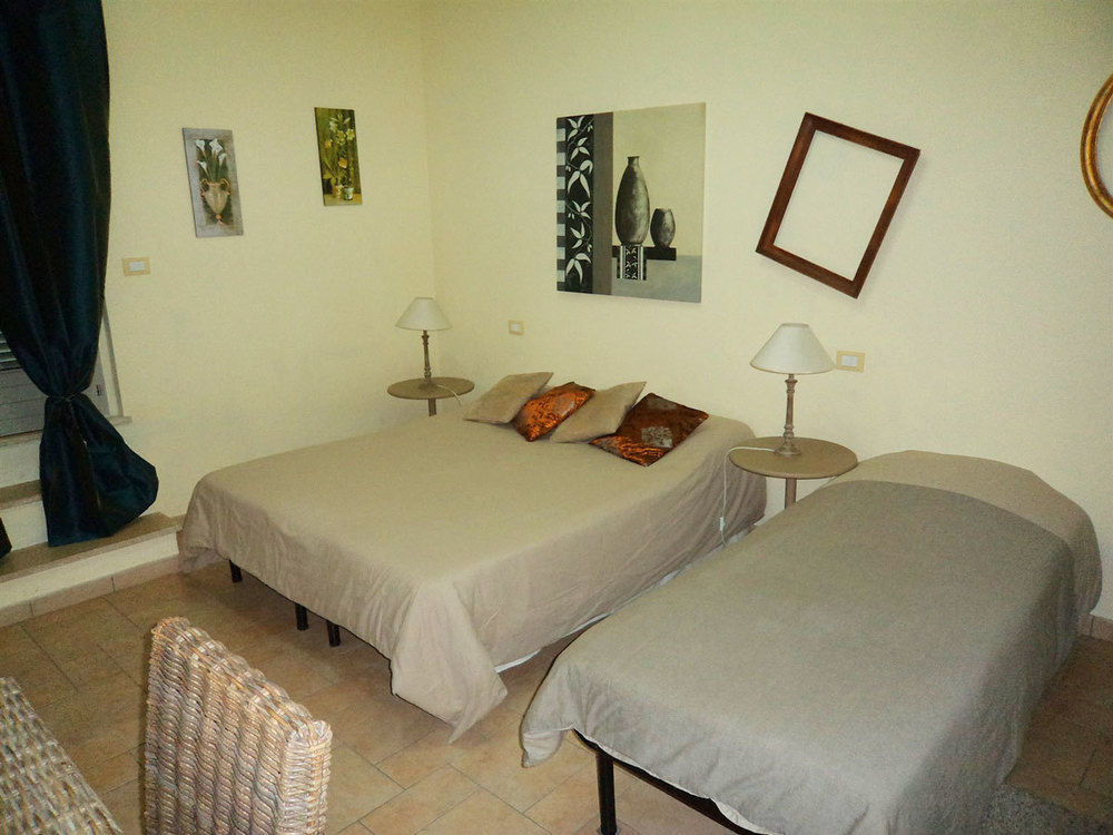 Sogno D'Oro B&B ปอจจิบองซี ภายนอก รูปภาพ